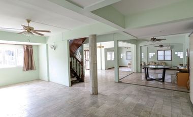 Single house with 4 bedroom 3 bathroom about 250 sq m. with big balcony, maid quarter big garden with big garden partly furnished in Chuanchuen Parkvi