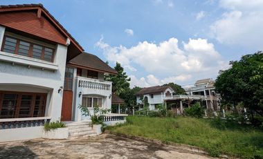Single house with 4 bedroom 3 bathroom about 250 sq m. with big balcony, maid quarter big garden with big garden partly furnished in Chuanchuen Parkvi