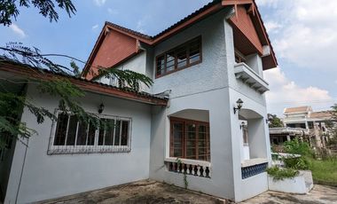 Single house with 4 bedroom 3 bathroom about 250 sq m. with big balcony, maid quarter big garden with big garden partly furnished in Chuanchuen Parkvi