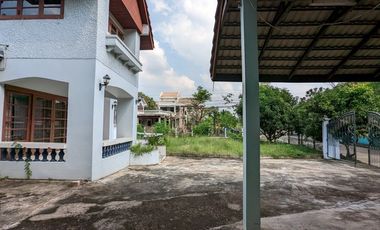 Single house with 4 bedroom 3 bathroom about 250 sq m. with big balcony, maid quarter big garden with big garden partly furnished in Chuanchuen Parkvi