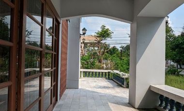 Single house with 4 bedroom 3 bathroom about 250 sq m. with big balcony, maid quarter big garden with big garden partly furnished in Chuanchuen Parkvi