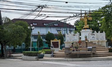 Single house with 4 bedroom 3 bathroom about 250 sq m. with big balcony, maid quarter big garden with big garden partly furnished in Chuanchuen Parkvi