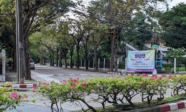 Single house with 4 bedroom 3 bathroom about 250 sq m. with big balcony, maid quarter big garden with big garden partly furnished in Chuanchuen Parkvi