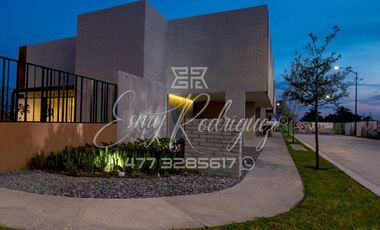 CASA EN RENTA, a 3 MIN. DE LA IBERO, León,Gto; NUEVA, 4 REC, JARDINES, FRACC. CON ALBERCA