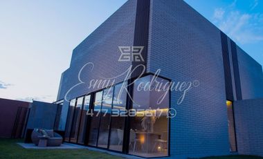 CASA EN RENTA, a 3 MIN. DE LA IBERO, León,Gto; NUEVA, 4 REC, JARDINES, FRACC. CON ALBERCA