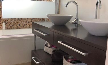 Casa En Venta. Las Condes. 4 Dormitorios y 4 Baños
