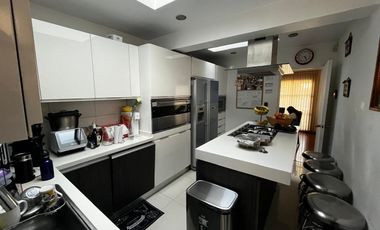 Casa En Venta. Las Condes. 4 Dormitorios y 4 Baños