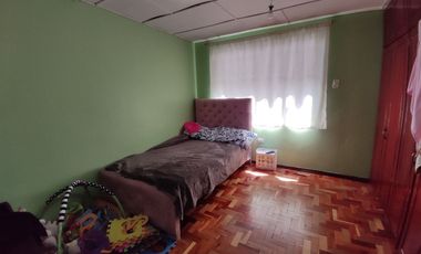 Oportunidad Única: Encantadora Casa Rentera con Patio y Garaje y 3 Departamentos, ¡Ideal para Invertir!