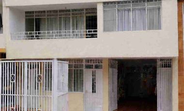 Vendo casa en Provenza, de 2 plantas independientes.