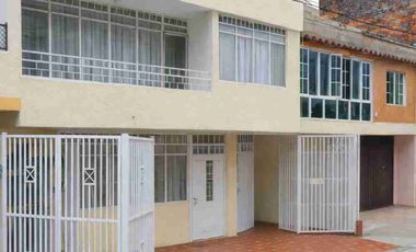 Vendo casa en Provenza, de 2 plantas independientes.