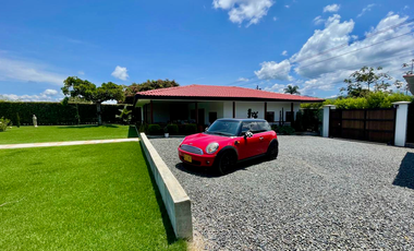 Extraordinaria casa campestre sobre la vía con piscina en la entrada 4 de Cerritos Las Cascadas. Sazugua. Pereira - Colombia.