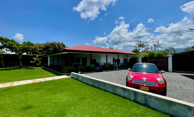 Extraordinaria casa campestre sobre la vía con piscina en la entrada 4 de Cerritos Las Cascadas. Sazugua. Pereira - Colombia.