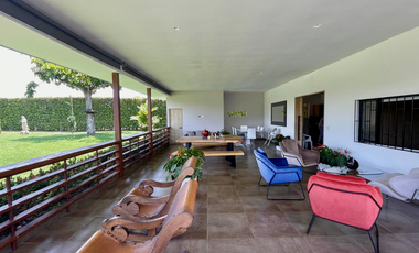 Extraordinaria casa campestre sobre la vía con piscina en la entrada 4 de Cerritos Las Cascadas. Sazugua. Pereira - Colombia.