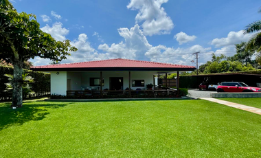 Extraordinaria casa campestre sobre la vía con piscina en la entrada 4 de Cerritos Las Cascadas. Sazugua. Pereira - Colombia.