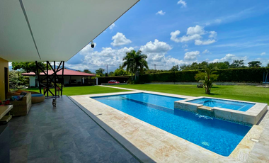 Extraordinaria casa campestre sobre la vía con piscina en la entrada 4 de Cerritos Las Cascadas. Sazugua. Pereira - Colombia.
