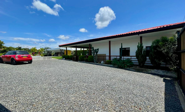 Extraordinaria casa campestre sobre la vía con piscina en la entrada 4 de Cerritos Las Cascadas. Sazugua. Pereira - Colombia.