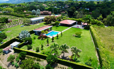 Extraordinaria casa campestre sobre la vía con piscina en la entrada 4 de Cerritos Las Cascadas. Sazugua. Pereira - Colombia.