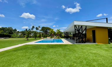 Extraordinaria casa campestre sobre la vía con piscina en la entrada 4 de Cerritos Las Cascadas. Sazugua. Pereira - Colombia.