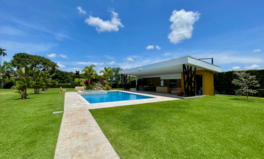 Extraordinaria casa campestre sobre la vía con piscina en la entrada 4 de Cerritos Las Cascadas. Sazugua. Pereira - Colombia.