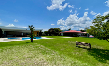 Extraordinaria casa campestre sobre la vía con piscina en la entrada 4 de Cerritos Las Cascadas. Sazugua. Pereira - Colombia.