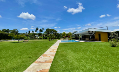 Extraordinaria casa campestre sobre la vía con piscina en la entrada 4 de Cerritos Las Cascadas. Sazugua. Pereira - Colombia.