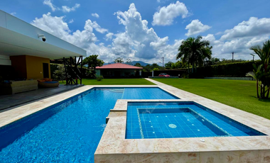 Extraordinaria casa campestre sobre la vía con piscina en la entrada 4 de Cerritos Las Cascadas. Sazugua. Pereira - Colombia.