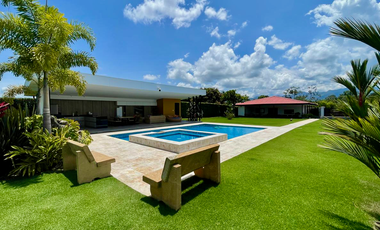 Extraordinaria casa campestre sobre la vía con piscina en la entrada 4 de Cerritos Las Cascadas. Sazugua. Pereira - Colombia.