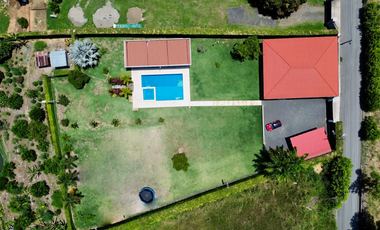 Extraordinaria casa campestre sobre la vía con piscina en la entrada 4 de Cerritos Las Cascadas. Sazugua. Pereira - Colombia.