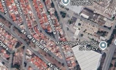 ¡¡Invierte Inteligente, Compra en Remate !! Venta de Casa en Zona de Alta Plusvalía, Col. Lomas Bulevares, Tlalnepantla, EDO MEX.