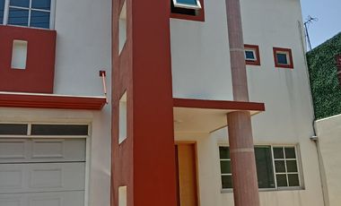 CASA EN VENTA CON ESPLENDIDO JARDIN Y CUATRO RECAMARAS CERCANA A AVE. TECNOLOGICO EN METEPEC
