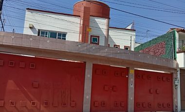 CASA EN VENTA CON ESPLENDIDO JARDIN Y CUATRO RECAMARAS CERCANA A AVE. TECNOLOGICO EN METEPEC