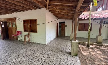 FINCA PLANA DE UNA HECTÁREA POR LA VÍA HACIA AMALFI ANTIOQUIA COLOMBIA.