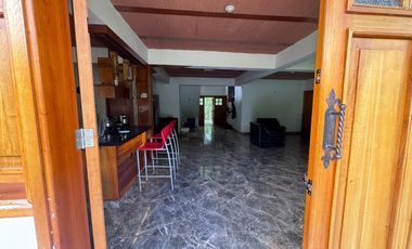 FINCA PLANA DE UNA HECTÁREA POR LA VÍA HACIA AMALFI ANTIOQUIA COLOMBIA.