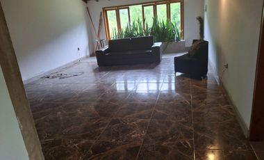 FINCA PLANA DE UNA HECTÁREA POR LA VÍA HACIA AMALFI ANTIOQUIA COLOMBIA.