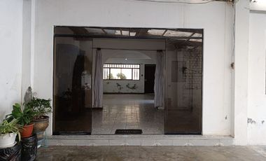 VENTA CASA CHOSICA ZONA PLANA A 10 MINUTOS DE PLAZA 182M2 $98,000