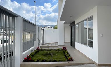Se vende casa cuatro habitaciones a estrenar al sur de la ciudad de Loja