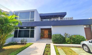 VENDO PRECIOSA CASA EN SAN ISIDRO A 1 CUDRA DE AV. JAVIER PRADO