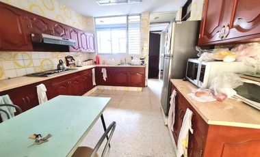 VENDO PRECIOSA CASA EN SAN ISIDRO A 1 CUDRA DE AV. JAVIER PRADO