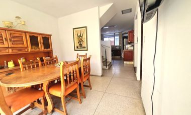 VENDO PRECIOSA CASA EN SAN ISIDRO A 1 CUDRA DE AV. JAVIER PRADO