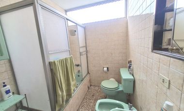 VENDO PRECIOSA CASA EN SAN ISIDRO A 1 CUDRA DE AV. JAVIER PRADO