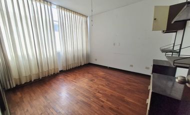 VENDO PRECIOSA CASA EN SAN ISIDRO A 1 CUDRA DE AV. JAVIER PRADO