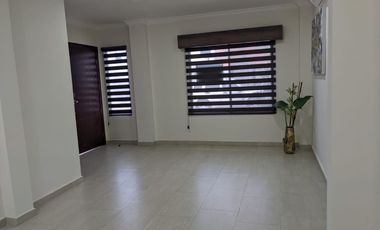 Traversoylindao tu Inmobiliaria en Guayaquil Alquila Excelente Casa Semiamoblada en la Urbanización Costalmar: Sala Comedor.  Cocina. 3 Habitaciones.