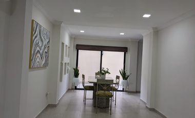 Traversoylindao tu Inmobiliaria en Guayaquil Alquila Excelente Casa Semiamoblada en la Urbanización Costalmar: Sala Comedor.  Cocina. 3 Habitaciones.