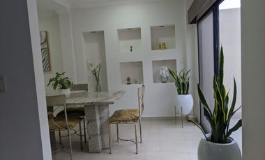 Traversoylindao tu Inmobiliaria en Guayaquil Alquila Excelente Casa Semiamoblada en la Urbanización Costalmar: Sala Comedor.  Cocina. 3 Habitaciones.