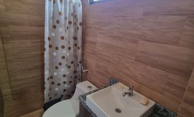 Traversoylindao tu Inmobiliaria en Guayaquil Alquila Excelente Casa Semiamoblada en la Urbanización Costalmar: Sala Comedor.  Cocina. 3 Habitaciones.