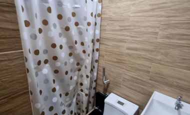 Traversoylindao tu Inmobiliaria en Guayaquil Alquila Excelente Casa Semiamoblada en la Urbanización Costalmar: Sala Comedor.  Cocina. 3 Habitaciones.