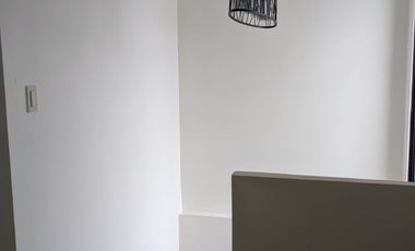 Traversoylindao tu Inmobiliaria en Guayaquil Alquila Excelente Casa Semiamoblada en la Urbanización Costalmar: Sala Comedor.  Cocina. 3 Habitaciones.