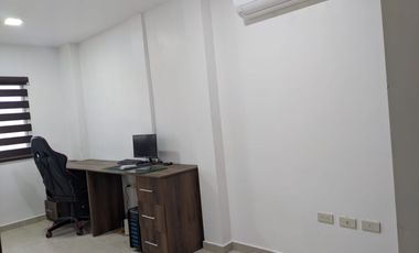 Traversoylindao tu Inmobiliaria en Guayaquil Alquila Excelente Casa Semiamoblada en la Urbanización Costalmar: Sala Comedor.  Cocina. 3 Habitaciones.