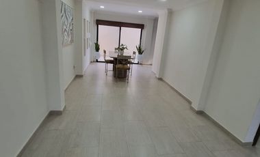 Traversoylindao tu Inmobiliaria en Guayaquil Alquila Excelente Casa Semiamoblada en la Urbanización Costalmar: Sala Comedor.  Cocina. 3 Habitaciones.