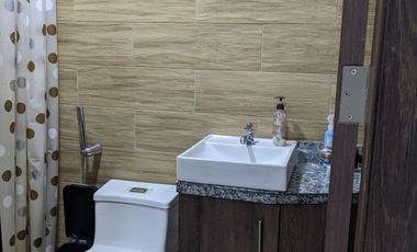 Traversoylindao tu Inmobiliaria en Guayaquil Alquila Excelente Casa Semiamoblada en la Urbanización Costalmar: Sala Comedor.  Cocina. 3 Habitaciones.